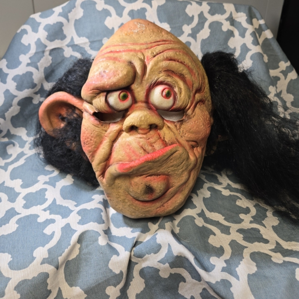 VTG Paper Magic Group Halloween 2001 Rubber Adult MOMO Style